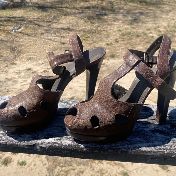 Stuart Weitzman Size 5 Brown/Gold T Strap Sandals - Picture 2 of 5